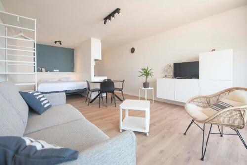 uma sala de estar com um sofá e uma cama em Ostend Studio em Ostend