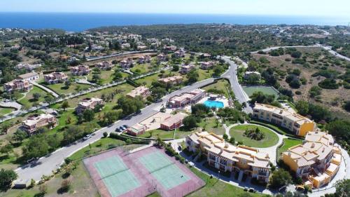 - une vue aérienne sur une villa avec un court de tennis dans l'établissement Colina da Lapa & Villas, à Carvoeiro