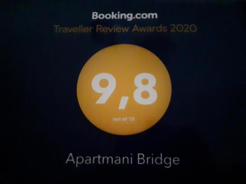 Ett certifikat, pris eller annat dokument som visas upp på Apartmani Bridge