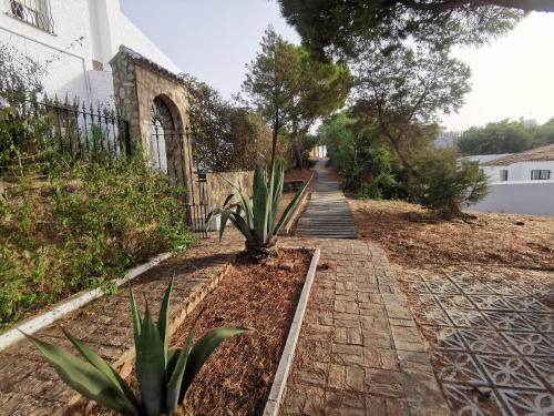 un passaggio pedonale in un cortile accanto a un edificio di Entre pinos y playa a Matalascañas