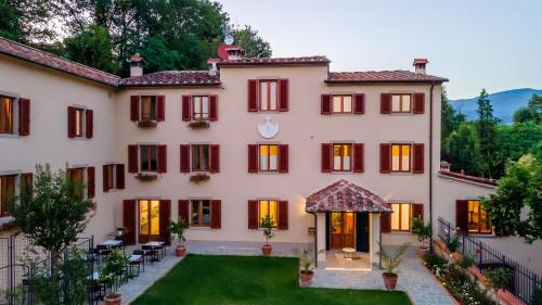 - une vue sur l'extérieur d'une grande maison avec une cour dans l'établissement Agriturismo Torreghiotta, à Pistoia