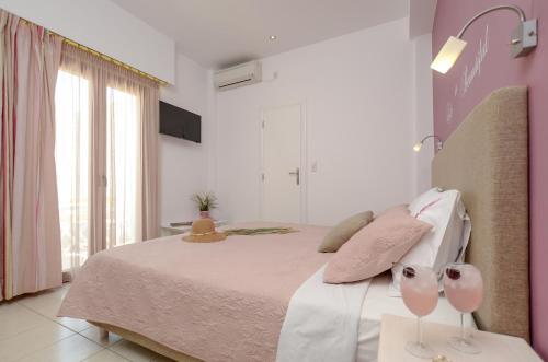 Ліжко або ліжка в номері Panormos Hotel and Studios