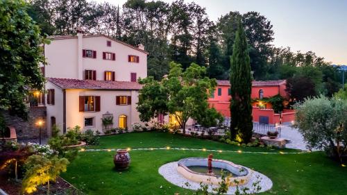 un domaine avec une fontaine au milieu d'une cour dans l'établissement Agriturismo Torreghiotta, à Pistoia