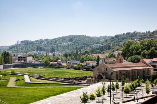 - une vue sur le campus d'une université avec une église dans l'établissement JR Studios & Suites I Rius I, à Coimbra