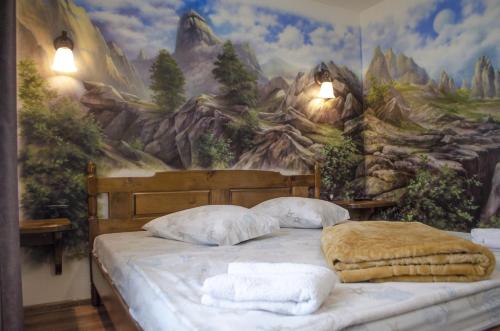 - une chambre avec une fresque murale représentant la montagne dans l'établissement Pensiunea Hubertus, à Bistriţa