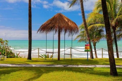 un'amaca sulla spiaggia tra le palme di Pousada Ecoporto a Porto De Galinhas