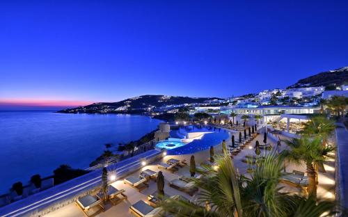 - Vistas al océano y al complejo por la noche en Anax Resort and Spa, en Agios Ioannis Mykonos