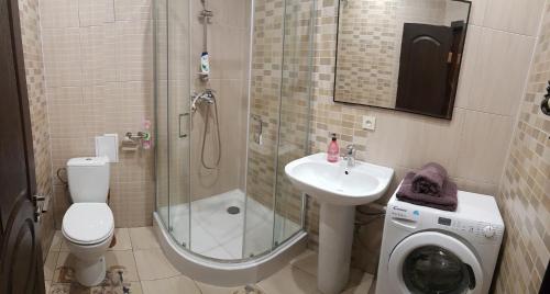 uma casa de banho com um chuveiro, um WC e um lavatório. em Apartment new 95 Kvartal em Kryvyi Rih