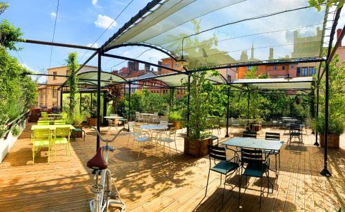 un patio avec des tables et des chaises et des tables ainsi qu'un bâtiment dans l'établissement Collège Hôtel, à Lyon