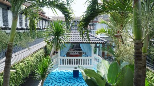 einen Luftblick auf ein Resort mit Palmen und einem Pool in der Unterkunft Raintree Boutique Villa & Gallery in Yogyakarta