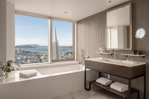 Un baño de Four Seasons Hotel San Francisco at Embarcadero