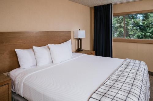 A bed or beds in a room at Mammoth Mountain Inn