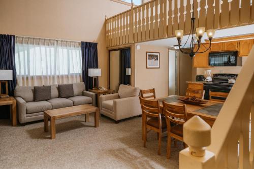 A seating area at Mammoth Mountain Inn