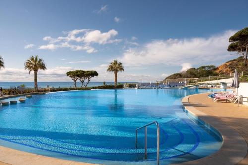 Piscina de la sau aproape de Grand Muthu Oura View Beach Club