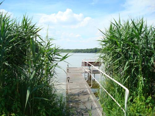 drewniany most nad wodą w obiekcie Remise am Zemminsee w mieście Groß Köris