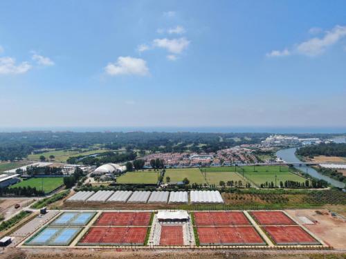 - une vue sur une ferme dotée de panneaux solaires dans l'établissement Megasaray Club Belek, à Belek