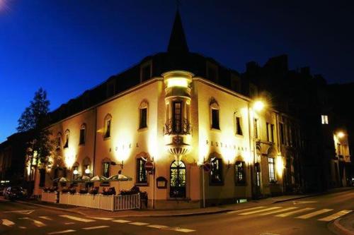 um edifício iluminado numa rua à noite em Le Chatelet no Luxemburgo