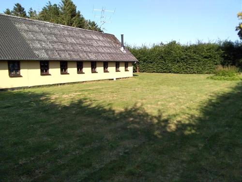 uma casa com um grande quintal ao lado de um edifício em Krog Feriehus em Billund