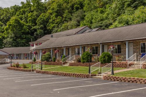 un parking en face d'un bâtiment dans l'établissement Budget Inn Watkins Glen, à Watkins Glen