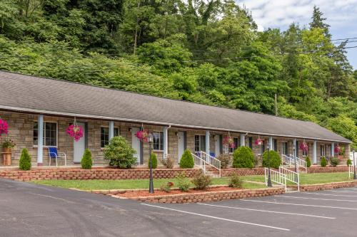 un bâtiment fleuri en face d'un parking dans l'établissement Budget Inn Watkins Glen, à Watkins Glen