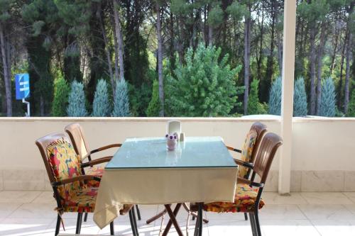 une table et des chaises avec une table bleue et une fenêtre dans l'établissement Gül Otel, à Belek