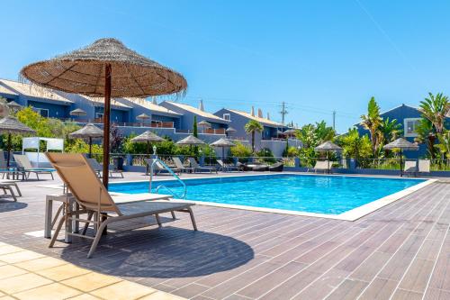 A piscina localizada em Aldeia Azul Resort ou nos arredores