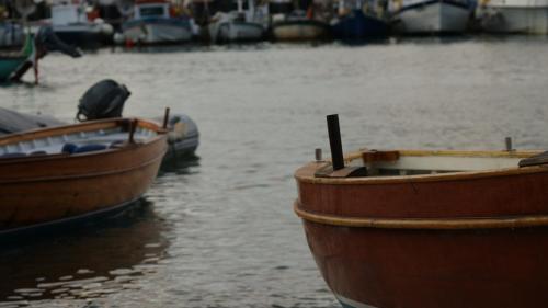 due barche sono ormeggiate in un bacino d'acqua di La casa di Elba e Mario a Porto Santo Stefano