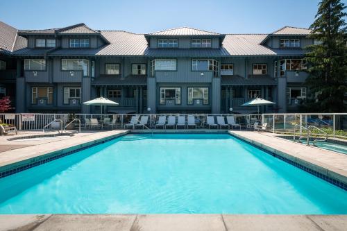 une piscine en face d'un bâtiment dans l'établissement Glacier Lodge, à Whistler