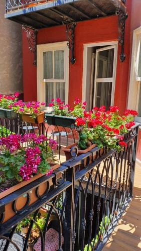 uma varanda cheia de flores num edifício em Faik Pasha Hotels Special Category Beyoglu Istanbul em Istambul