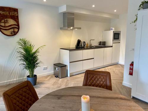 uma cozinha e sala de jantar com mesa e cadeiras em Spacious 65m2 Apartment in the Centre of Eindhoven - R65B em Eindhoven