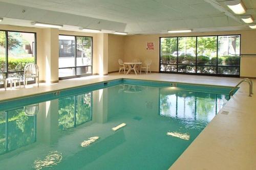 una grande piscina con acqua blu in un edificio di Quality Inn & Suites Boone - University Area a Boone