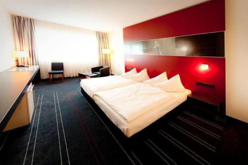 Uma cama ou camas num quarto em Novina Hotel Herzogenaurach Herzo-Base