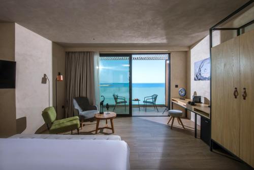 Habitación de hotel con cama y vistas al océano en Chania Flair Boutique Hotel, Tapestry Collection by Hilton, en La Canea