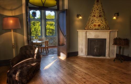 een woonkamer met een bank en een open haard bij Chalet Saudade in Sintra