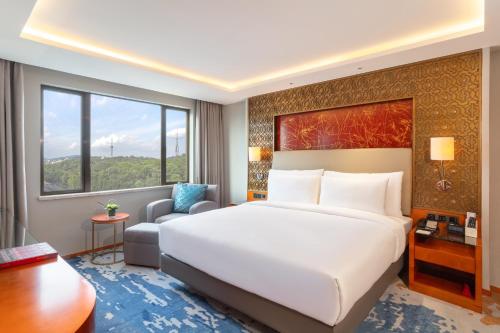 China Hotel Guangzhouにあるベッド