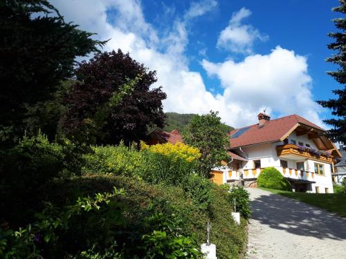 een huis aan de kant van een weg bij Apartment Haus Dengg in Mauterndorf