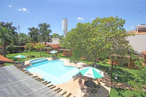 una imagen de una piscina en un complejo en Pousada Faruk, en Olímpia