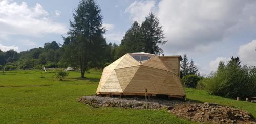 un grande edificio in legno in un campo alberato di Bacówka PTTK Jaworzec a Wetlina