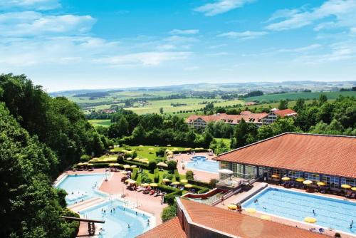 eine Luftansicht eines Resorts mit zwei Pools in der Unterkunft Ferienwohnung Wolfgang Halbinger in Bad Griesbach