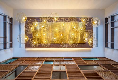 um quarto com um lustre na parede em Icon Saigon - LifeStyle Design Hotel em Cidade de Ho Chi Minh