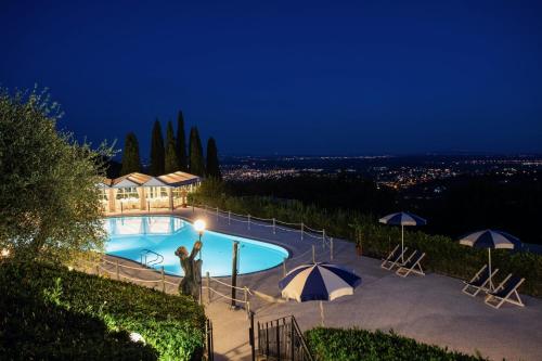 La alberca dentro o cerca de Alfresco luxury Villa with Heated pool