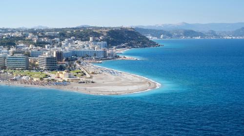 een luchtzicht op een strand en de oceaan bij Cactus Hotel in Rhodos-stad