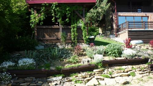 a garden in front of a house at Chata pri Vode in Kelča