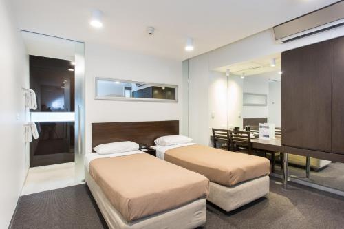 Cama ou camas em um quarto em Great Southern Hotel Melbourne