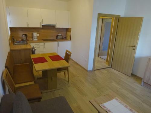 una pequeña cocina con mesa de madera y comedor en Garni Sonnleiten, en Tirolo