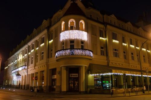 Un bâtiment avec des lumières de Noël sur son côté dans l'établissement Hotel Dorottya, à Kaposvár