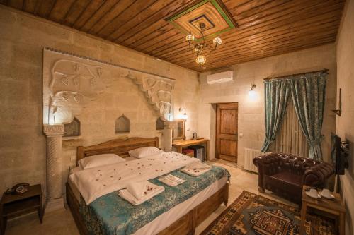 Tempat tidur dalam kamar di Charming Cave Hotel