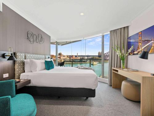 Una cama o camas en una habitación de Pullman Quay Grand Sydney Harbour