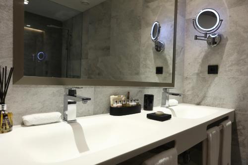 A bathroom at BO Hotel Palma