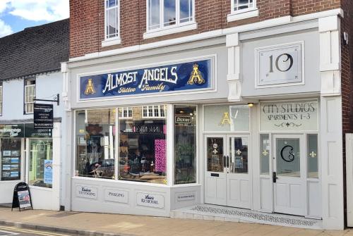 un negozio di angeli più grande in una strada di città di City Studios a Ely